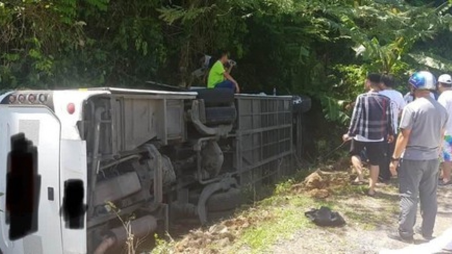 Quang Binh bus crash death toll rises to 15, figure may rise